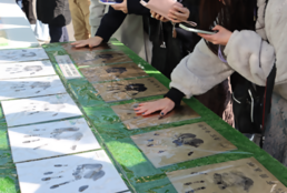 手形に手を合わせている様子の写真