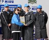 市長が新人選手から転入届を受け取る様子（写真）