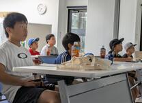 こどもたちが真剣に話を聞いている様子（写真）