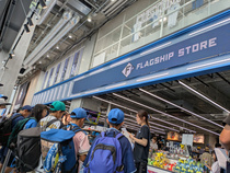 グッズ売り場を見学している様子（写真）