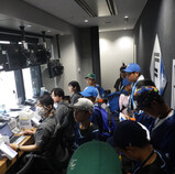 チケット売り場を見学している様子（写真）