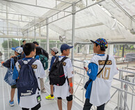 農業学習施設を見学している様子（写真）