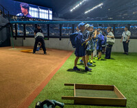 整備を行うスタッフを見学してる様子（写真）