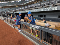 ダックアウトを見学している様子（写真）