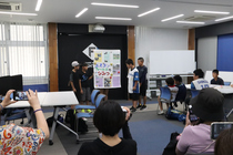 保護者向け発表会で作成したポスターを発表している写真