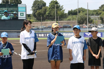 グラウンドでツアーの報告をしている写真