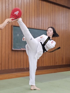 野崎七海選手が上段蹴りをしている写真