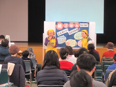 食生活改善サポーターによる朝ごはんの啓発をする様子（写真）