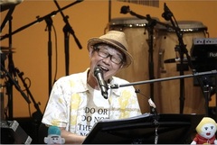 市内在住音楽家　ヒトヨシノビタさん（写真）