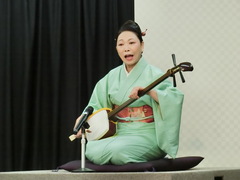 藤本芝裕さんの演奏のようす(写真)