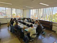 障がい者雇用についてのインタビューをしている様子（写真）