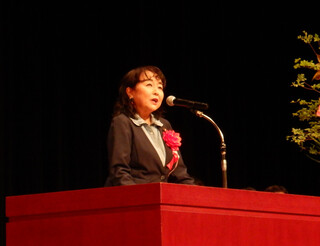 猪口　邦子　参議院議員の挨拶の写真