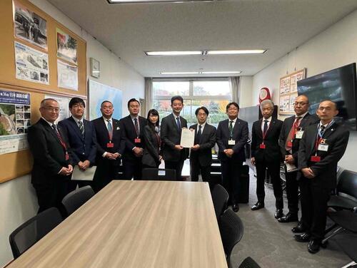 国土交通省　沓掛　敏夫　道路局長への要望写真