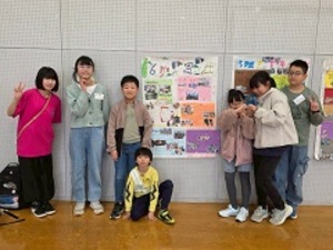 令和7年度元気っ子ゼミナールで作った壁新聞の前で撮影した写真