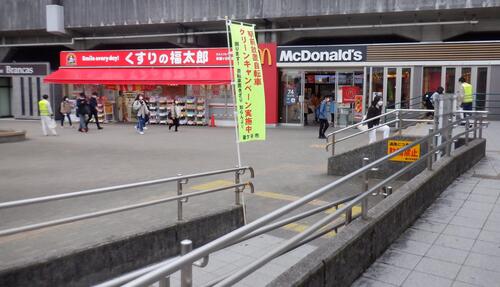 諸店舗側マクドナルド前