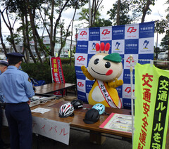 自転車乗車用ヘルメットや反射材等の展示