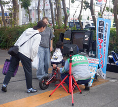 自転車シミュレーターを体験する女の子