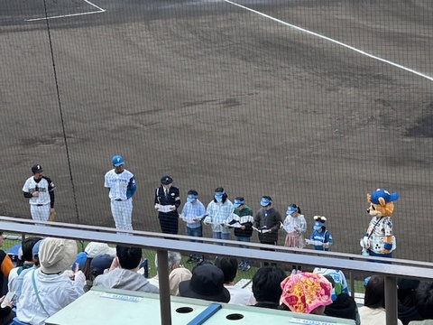 警察おしごと体験　交通安全宣言をする子どもたちの写真