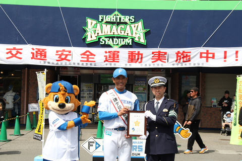 一日警察署長に委嘱状を渡した写真