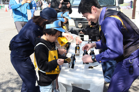 警察おしごと体験　鑑識を体験する子どもたちの写真