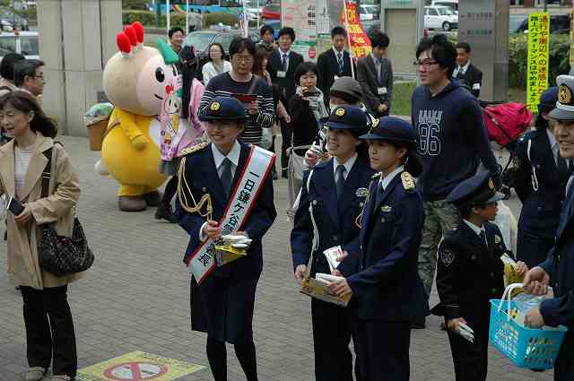 交通安全の啓発物資配布の写真