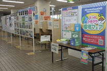 市役所1階で展示をしている様子（写真）