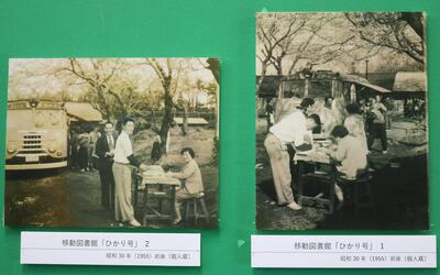 移動図書館「ひかり号」による本の貸し出し風景（写真）