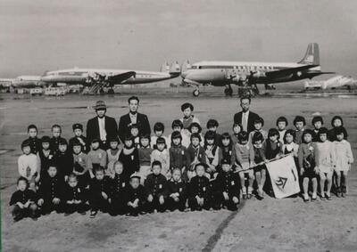 鎌ケ谷小学校第一分校の羽田空港への遠足の集合写真の写真