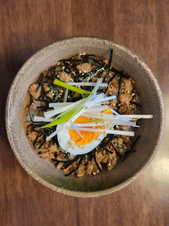 ナンバー18シン・鶏そぼろ丼の画像