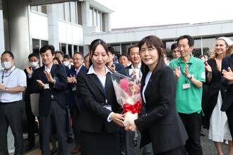 初登庁する芝田市長（写真）