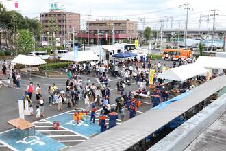 総合防災訓練をしている様子(写真)