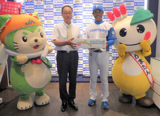 稲葉ファーム監督に梨を贈呈する松本りぎょうくみあいちょう(写真)