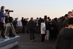屋上に集まった人の様子（写真）
