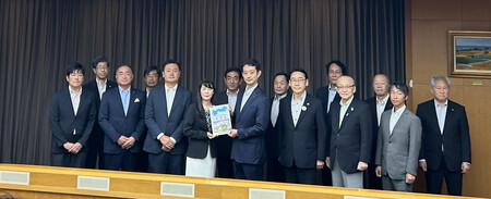 熊谷知事に要望書を渡す芝田会長（写真）