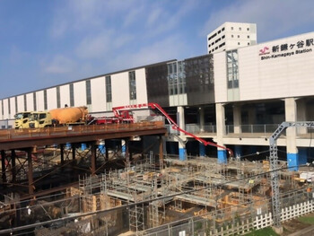 工事が進む駅南側土地（写真）