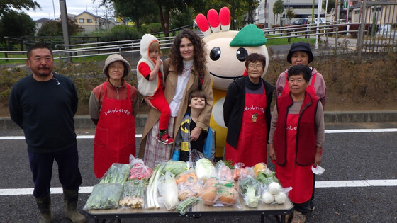 「かまがや朝市」にて、オルガさんご家族と