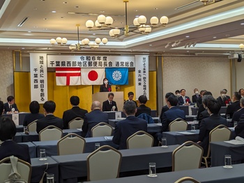 総会で挨拶をする芝田市長（写真）