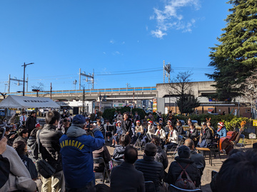 写真（開会式で挨拶をする芝田市長）