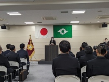 挨拶をする芝田市長（写真）