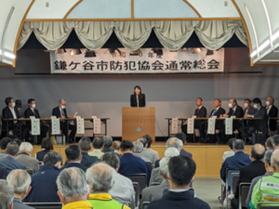 防犯協会長として挨拶をする芝田市長（写真）