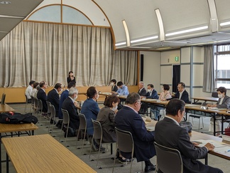 委員会で挨拶をする芝田市長（写真）