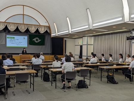 生徒の皆さんの報告を受け、会場で話をする芝田市長（写真）