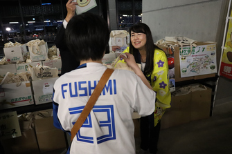 ブースでの当選品配布の様子（写真）