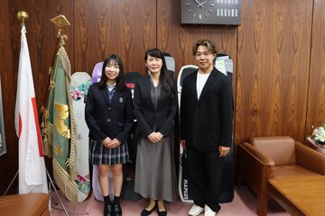 （左から）清田うららさん、芝田市長、清田堅心さん（写真）