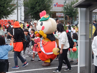 ハロウィンの仮装をしたかまたん（写真）