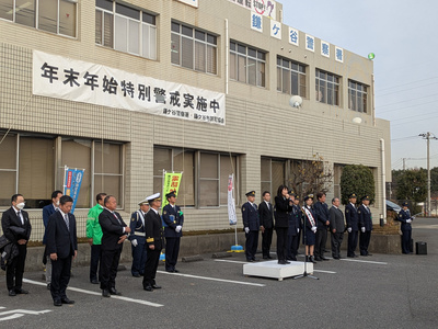 出動式の会場で挨拶をする芝田市長（写真）