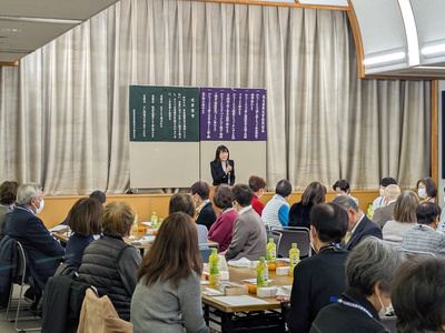 会場で挨拶をする芝田市長（写真）