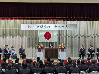 会場で式辞を述べる芝田市長（写真）