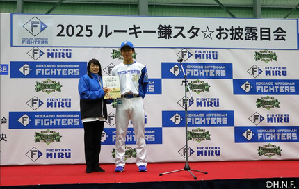 新入団選手代表の柴田選手から転入届を受け取る芝田市長（球団提供写真）