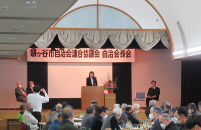 会場で挨拶をする芝田市長（写真）